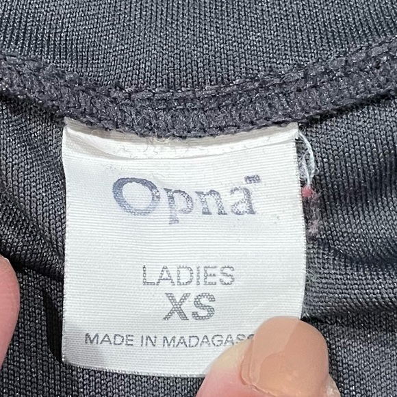 WOMANS ATHLETIC TOP - Picture 3 of 4